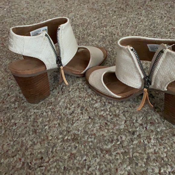 Wore once and do not fit right. - Picture 3 of 4